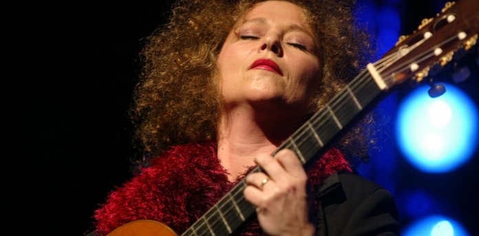 VALERIE DUCHATEAU "LA GUITARE CHANTE BARBARA"