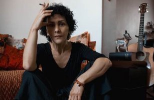 Angélique Ionatos s’installe au Triton pour une semaine de poésie et de liberté